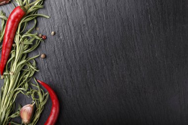 kırmızı biber biberiye ve siyah arduvaz arka planda sarımsak ile. tex için alan