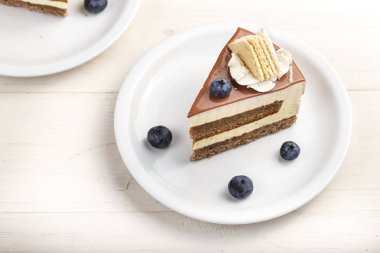 bir dilim kek krem katmanlar üzerinde bir daire ve taze blueberrie
