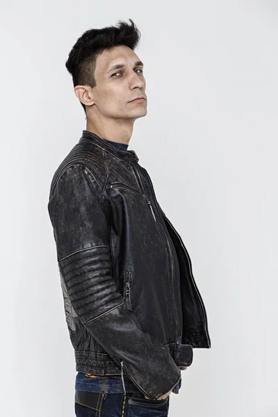 白い背景に 垂直方向のフォト スタジオでの写真の革のジャケットで高慢な男 — ストック写真