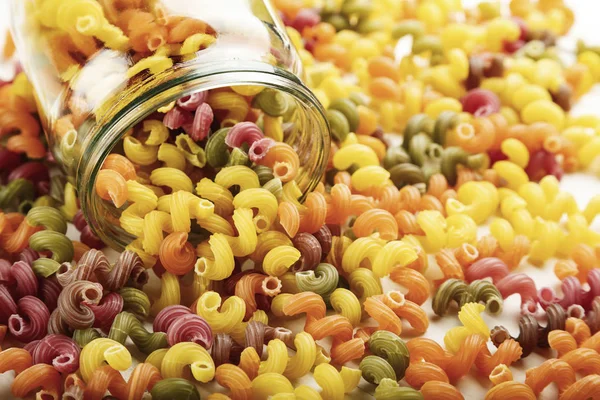 Pasta Multicolor Sin Cocer Vertida Frasco Sobre Una Mesa Blanca — Foto de Stock