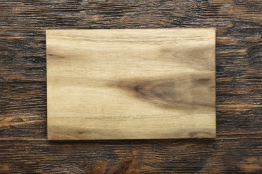 Dikdörtgen kesme tahtası ahşap arka plan üzerinde. tex için alan