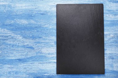 Mavi ahşap adam boş boş kayrak gemide