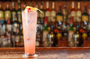 Bir kokteyl ile buz, ROM ve nar şurubu. Bayanların içki dinlenmek için. Kumsalda sakin ol. Metin için yer