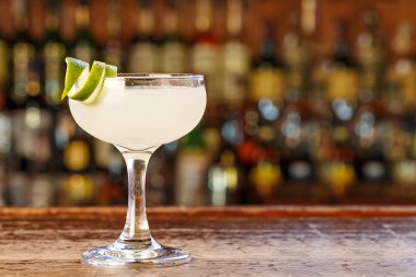 Buz üzerinde arka plan bulanık Bar menüsünde metin için yer ile kokteyl ROM ve limonlu kokteyl