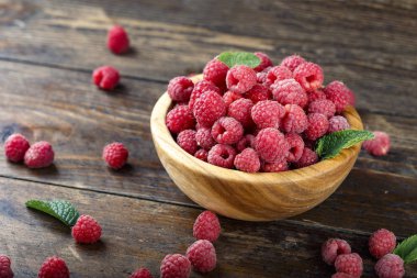 Taze ahududu ahşap plaka kahverengi ahşap arka plan üzerinde. yakın çekim. metin için yer. Ahududu doku açıkça visibl olduğunu