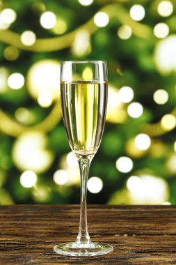 Yeni yıl bokeh şampanya cam arka planda. metin için yer. Kapat-u