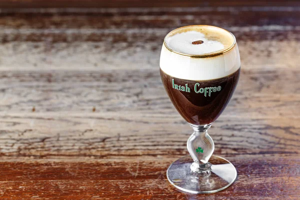 Cóctel Café Con Crema Whisky Irlandés Bebida Caliente Con Soportes —  Fotos de Stock