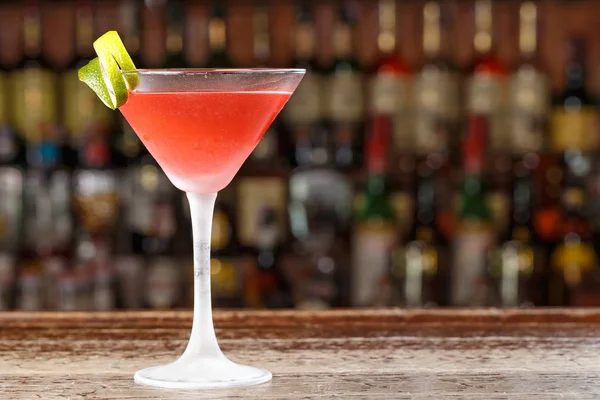 Roter Cocktail Der Bar Kosmopolitischer Cocktail Auf Verschwommenem Alkoholhintergrund Der — Stockfoto