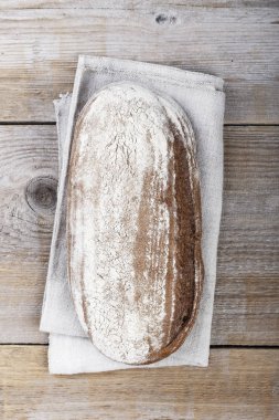 Ev yapımı siyah ekmek closeup ahşap arka plan üzerinde tüm somun. metin için yer