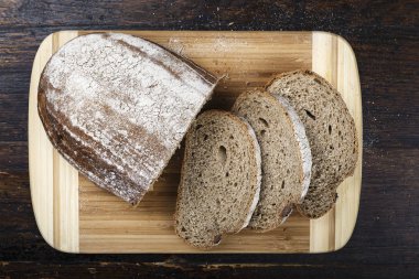 Ev yapımı siyah ekmek yakın çekim bir ahşap arka plan üzerine dilimlenmiş. metin için yer