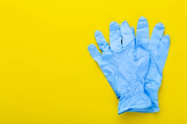 Yeni steril mavi Medikal Ürünler sarı bir arka plan üzerinde yalan. tex için alan