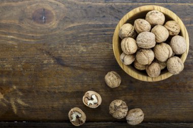 hasat ceviz kabuğundaki ahşap arka plan üzerinde. tex için alan