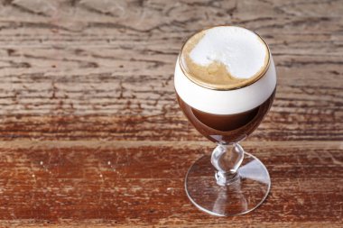 Kafe barda Viyana kahve. Canlandırıcı içmek kahve, krem köpük ile temel