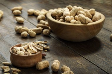 bir tabak ve fıstık ahşap arka plan üzerinde bir kabuğu soyulmuş fıstık. geleneksel bira Aperatif. tex için alan