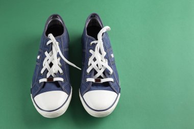 Parlak bir arka plan üzerinde yeni erkek spor ayakkabı. tex için alan