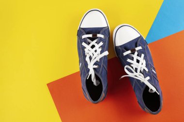 Parlak bir arka plan üzerinde yeni erkek spor ayakkabı. tex için alan