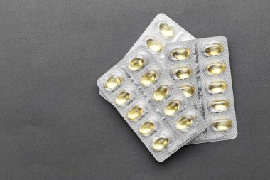 siyah bir arka plan üzerinde yazıtlar olmadan bir blister hap. tex için alan