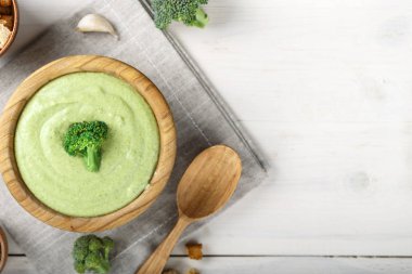 Kremalı brokoli çorbası beyaz bir tablo. Yakınlarda baharat bulunmaktadır. tex için alan