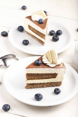 bir dilim kek krem katmanlar üzerinde bir daire ve taze blueberrie