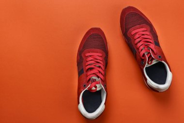 Erkekler parlak zıt arka plan üzerinde yeni kırmızı ayakkabılar. tex için alan