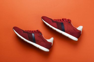 Erkekler parlak zıt arka plan üzerinde yeni kırmızı ayakkabılar. tex için alan