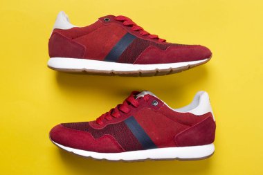 Erkekler parlak zıt arka plan üzerinde yeni kırmızı ayakkabılar. tex için alan