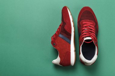 Erkekler parlak zıt arka plan üzerinde yeni kırmızı ayakkabılar. tex için alan