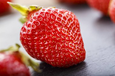 Olgun çilek bir arka plan siyah yakın çekim üzerinde. tex için alan