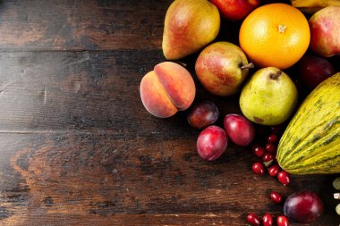 Olgun meyve bir kahverengi ahşap arka plan üzerinde ayarlayın. tex için alan