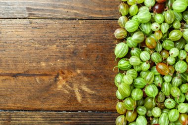 Olgun kırmızı ve yeşil bektaşi ahşap arka plan üzerinde. tex için alan