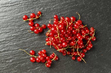 Frenk üzümü siyah bir taş gemide. Yukarıdan görüntülemek