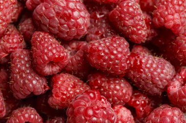 Olgun ahududu arka plan olarak dağılmış. çilek açıkça görünür dokusuna. tex için alan