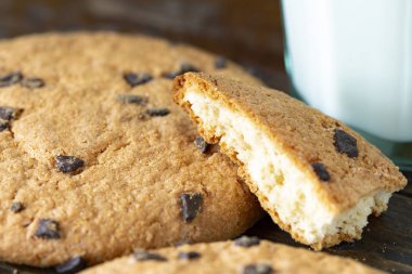Lezzetli çikolatalı kurabiye süt şişeleri ile beyaz tabakta yığını