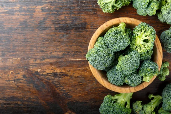 Brokoli Segar Kubis Pada Meja Kayu Coklat Piring Ruang Untuk — Stok Foto