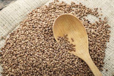 Tahta kaşık, kızarmış buğday, üstten görünüm