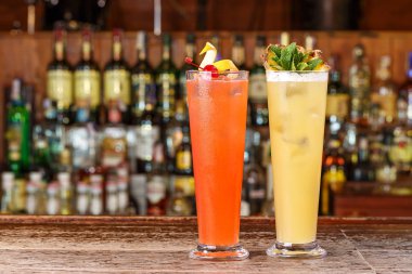 Barda çok renkli kokteyller.