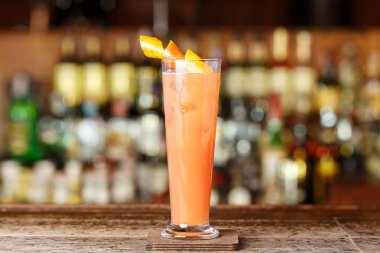 Alkollü kokteyl limon ve greyfurt suyu ile