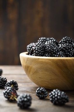 Ahşap zemin üzerinde Blackberry