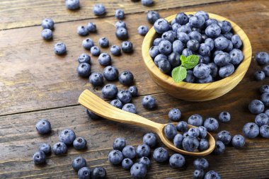 yaban mersini masanın üzerine dağılmış