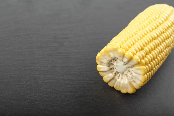 Friss kukorica csövek fekete táblára, Vértes — Stock Fotó