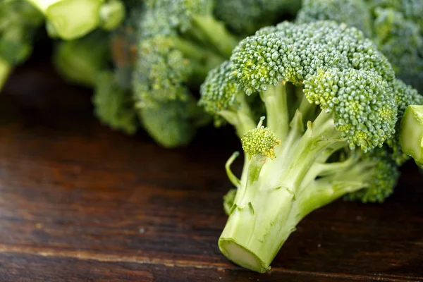 Brokoli di atas meja — Stok Foto