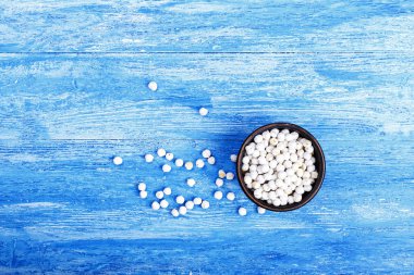 Ham Türk bezelye. Somun. Mavi bir arka plan üzerinde. Üstten Görünüm.