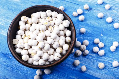 Ham Türk bezelye. Somun. Mavi bir arka plan üzerinde. Üstten Görünüm.