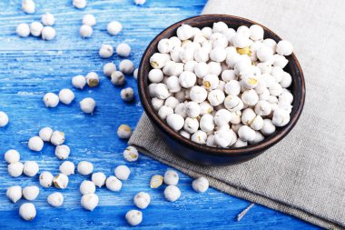 Ham Türk bezelye. Somun. Mavi bir arka plan üzerinde. Üstten Görünüm.