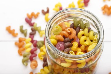 dağınık pişmemiş makarna