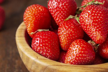 Taze ev yapımı çilek bir ahşap kase, üstten görünüm