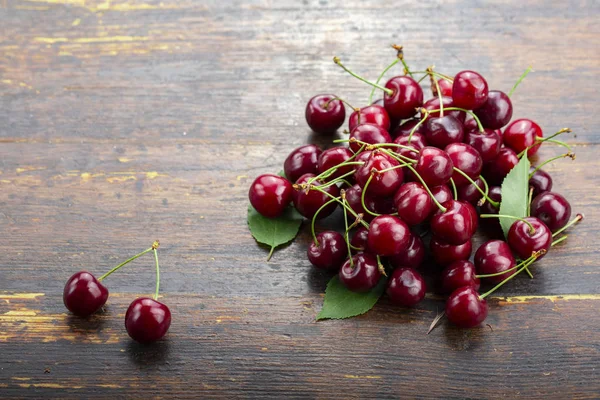 Ripe juicy cherries on table — Stock Photo, Image