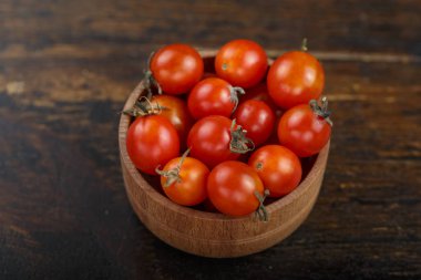 Ahşap arka planda kiraz domatesleri