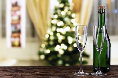 Şampanya Noel ağacı arka plan üzerinde
