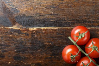 Metin için kiraz domates yer